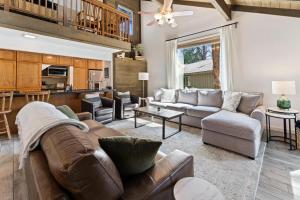 un soggiorno con un divano e un tavolo di 2 Landrise a Sunriver