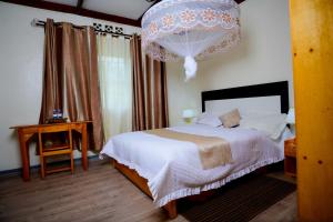 GahondoQuality Inn Motel, Nyanza的一间带床和吊灯的卧室 更多56张照片