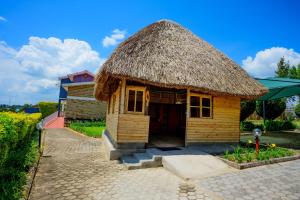 GahondoQuality Inn Motel, Nyanza的一座带草屋顶的小建筑