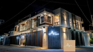 Soonyang Family Escape : مبنى عليه لافتة في الليل