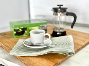 een kopje koffie op een snijplank met een servet bij Casa Caladero in El Golfo