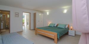 En eller flere senge i et værelse på Marija