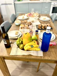 un tavolo con un piatto di frutta e una bottiglia di vino di Casa Caladero a El Golfo