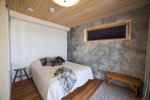 una camera da letto con un letto e un soffitto in legno di Villa Merellä a Kalajoki Altre 33 foto