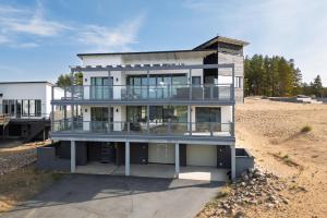 una casa sulla spiaggia con balcone di Villa Merellä a Kalajoki