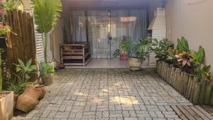 a courtyard with potted plants in a house at Loft Caeté in Araruama