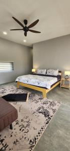 Ένα ή περισσότερα κρεβάτια σε δωμάτιο στο The Zain's Tiny Villa