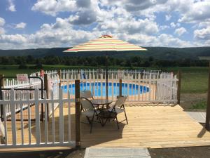 Bazén v ubytování Apple Inn and Suites Cooperstown Area nebo v jeho okolí