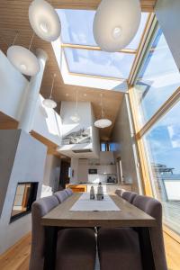 una sala da pranzo con un tavolo e una grande finestra di Villa Merellä a Kalajoki