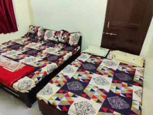 Ένα ή περισσότερα κρεβάτια σε δωμάτιο στο Omkar kashi shivalay +5 φωτογραφίες