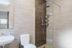 Casa das Pipas Palmela #6 في بينهال نوفو: حمام مع دش ومرحاض ومغسلة +21 صورة