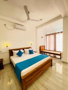 Ένα ή περισσότερα κρεβάτια σε δωμάτιο στο Crossing Royal