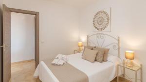 ein weißes Schlafzimmer mit einem Bett und zwei Lampen in der Unterkunft Villa Diego Torrox by Ruralidays in Torrox + 15 Fotos