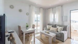 ein Wohnzimmer mit Sofa und Tisch in der Unterkunft Villa Diego Torrox by Ruralidays in Torrox