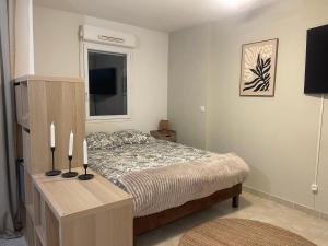 Ένα ή περισσότερα κρεβάτια σε δωμάτιο στο Studio Résidence les Jardins du Musée