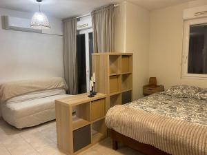 Ένα ή περισσότερα κρεβάτια σε δωμάτιο στο Studio Résidence les Jardins du Musée