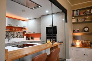 Η κουζίνα ή μικρή κουζίνα στο Gorgeous apartment in the heart of Sandwich +32 φωτογραφίες