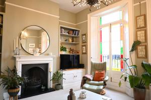 Μια τηλεόραση ή/και κέντρο ψυχαγωγίας στο Gorgeous apartment in the heart of Sandwich