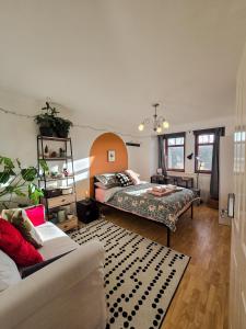 爱丁堡Double Rooms with Shared Bathroom Near The Shore and Tram的有两张床和一张沙发的客厅