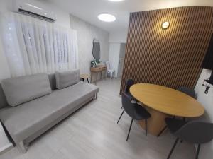 Χώρος καθιστικού στο נגיעה של שמש +10 φωτογραφίες