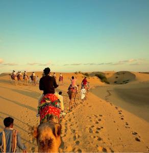 Επισκέπτες που μένουν στο Desert Vintage Heritage Resort