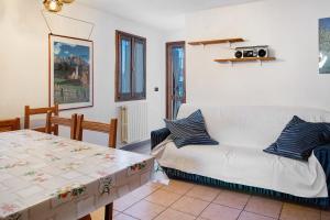 Chalet Bellavista في كييزا دي فالمالينكو: غرفة معيشة مع أريكة وطاولة