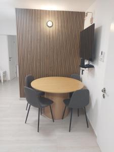 Μια τηλεόραση ή/και κέντρο ψυχαγωγίας στο נגיעה של שמש