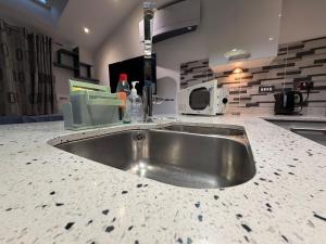 A kitchen or kitchenette at WBC R3 - Modern Ensuite room Wednesbury Még 28 kép