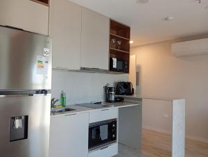 Η κουζίνα ή μικρή κουζίνα στο Loft a minutos del Shopping del Sol +16 φωτογραφίες