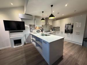 Η κουζίνα ή μικρή κουζίνα στο WBC R1 - Modern Large Ensuite Room - Wednesbury