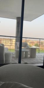 Χώρος καθιστικού στο Penthouse with lakeside view at Riviera Residence