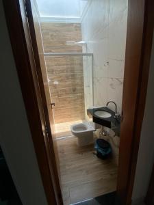 Et badeværelse på Apartamento 1 quarto c/ ar condicionado e garagem