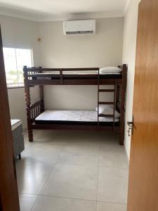 En eller flere senge i et værelse på Apartamento 1 quarto c/ ar condicionado e garagem