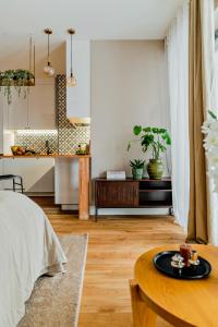 Ένα ή περισσότερα κρεβάτια σε δωμάτιο στο Zegrze Lake Apartament MORO z miejscem postojowym