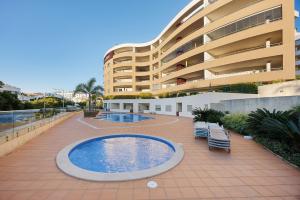 ein Schwimmbad vor einem großen Gebäude in der Unterkunft Casa Cemaya in Santo Amaro