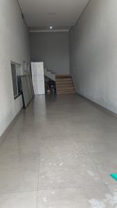 una stanza vuota con un corridoio con scale e un pavimento di Apartamento 2 quartos c/ ar-condicionado e garagem a Indaiatuba