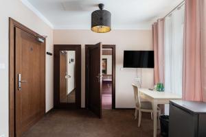 Μια τηλεόραση ή/και κέντρο ψυχαγωγίας στο ROYAL ROOMS by WOW HOMES +26 φωτογραφίες