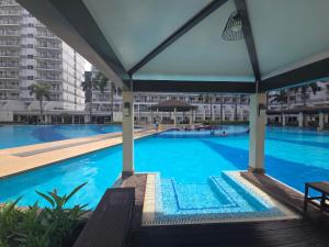 Hồ bơi trong/gần SHELL RESIDENCES-TOWER B UNIT 1122 by ISLANDFRONT HOSPITALITY +10 ảnh