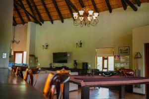 Μια τηλεόραση ή/και κέντρο ψυχαγωγίας στο Thaba Lodge Black Rhino Pilanesberg