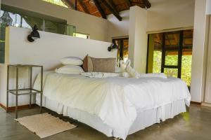 Ένα ή περισσότερα κρεβάτια σε δωμάτιο στο Thaba Lodge Black Rhino Pilanesberg +31 φωτογραφίες