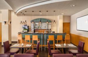 Khu vực lounge/bar tại Hotel Freiburg City Center by Leonardo Hotels