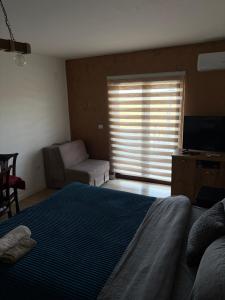 Una cama o camas en una habitación de Apartman Ika 1N