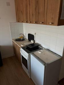 Una cocina o cocineta en Apartman Ika 1N 4 fotos más