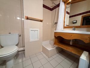 een badkamer met toilet en wastafel bij Résidence Saboia B54 Clés Blanches Courchevel in La Tania +16 foto's