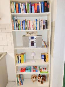 Η βιβλιοθήκη του δωματίου σε οικογενειακή κατοικία