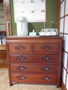 日田グリーンツーリズム花の木 في هيتا: خزانة ملابس في مطبخ مع لوحة إعلانية +25 صورة