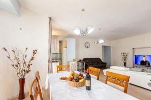 Una sala de estar con una mesa con un bol de fruta. en Cityview Elegance, en Tiflis
