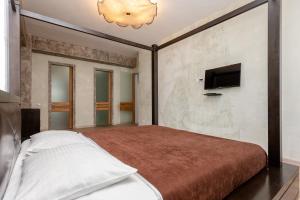 Un dormitorio con una cama y un televisor de pantalla plana. en Cityview Elegance, en Tiflis 32 fotos más