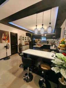 Stella Dream Escape في مانيلا: مطبخ كبير مع كونتر وبعض الكراسي