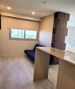 una oficina con escritorio y sofá en una habitación en Moderno y equipado, cerca del Paseo la Galeria, en Asunción